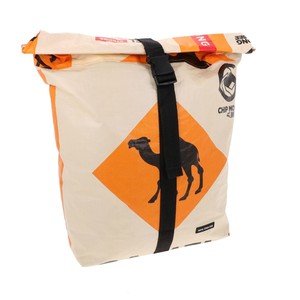 Rolltop laptoprugtas 15.6 inch van geupcyclede cementzakken - Chamroeun kameel from MoreThanHip