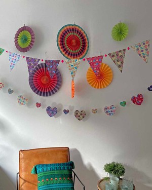 Papieren horizontale slinger ca. 350 cm met multicolour hartjes - Amore from MoreThanHip