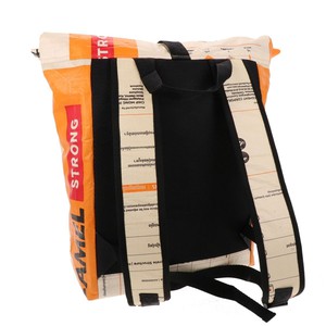 Rolltop laptoprugtas 15.6 inch van geupcyclede cementzakken - Chamroeun kameel from MoreThanHip