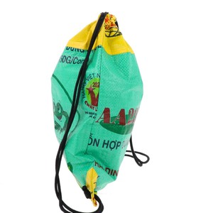 Rugtasje met trekkoord van gerecyclede diervoederzakken - Chenda kikkers from MoreThanHip