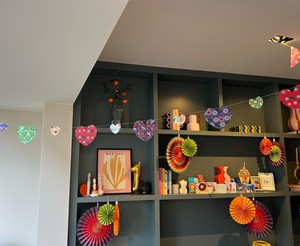 Papieren horizontale slinger ca. 350 cm met multicolour hartjes - Amore from MoreThanHip