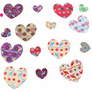 Papieren horizontale slinger ca. 350 cm met multicolour hartjes - Amore from MoreThanHip