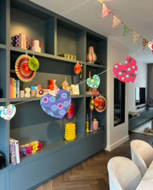 Papieren horizontale slinger ca. 350 cm met multicolour hartjes - Amore from MoreThanHip