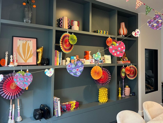Papieren horizontale slinger ca. 350 cm met multicolour hartjes - Amore from MoreThanHip