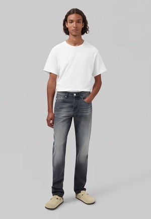 Extra Easy - Worn Black from Mud Jeans