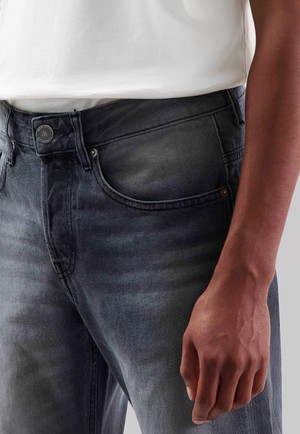 Extra Easy - Worn Black from Mud Jeans