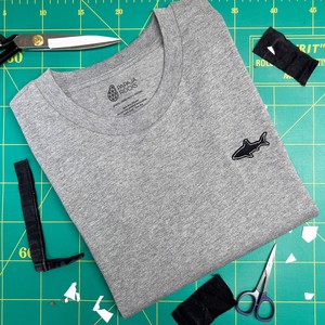De Haai Re-Use | T-shirt Unisex | Mid Heather Grey from PapajaRocks