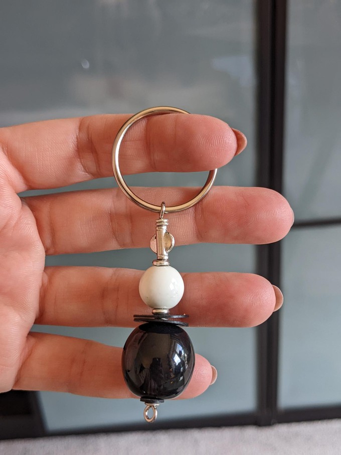 Cute keychain made of African beads "Bijoux Black and White" from PEARLS OF AFRICA