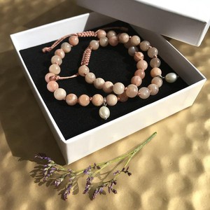 Set Moeder - Dochter Armbanden met Parel Zonnesteen | Happiness from Pure Prana Set Moeder - Dochter Armbanden met Parel Zonnesteen | Happiness from Pure Prana