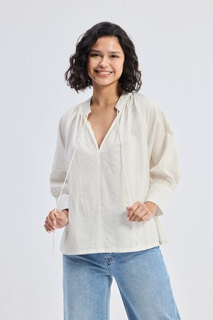 Relaxed Fit Top with Front-tie in Cream from Reistor