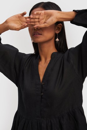 V-neck Tiered Dress in Black from Reistor