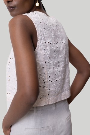 Cropped Vest Shirt in Pink Embroidery from Reistor