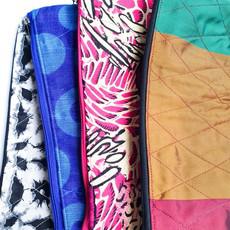Mystery sari pouch, upcycled, medium van Shakti.ism