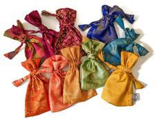 Sari pouch bundle, rainbow gift bags, 10 pack van Shakti.ism