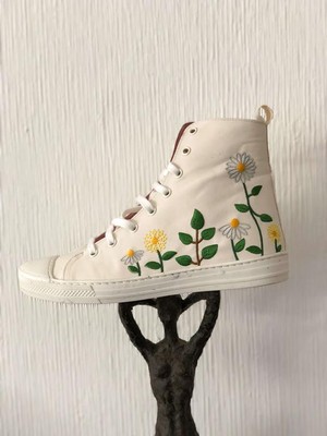 Sneakers Daisies' Garden Wit from Shop Like You Give a Damn