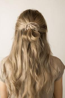 Scrunchie Aurora Hazelnoot via Shop Like You Give a Damn