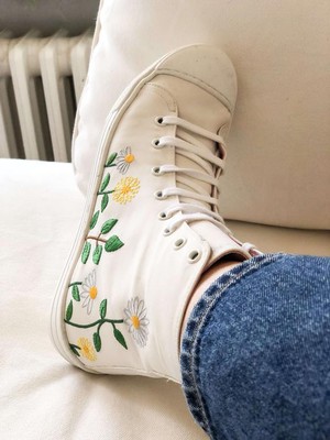 Sneakers Daisies' Garden Wit from Shop Like You Give a Damn