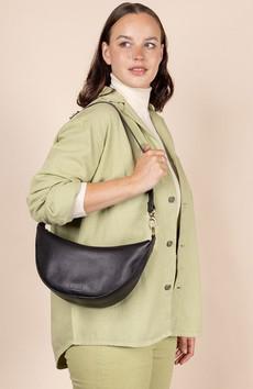 Leo Black Soft Grain Leather tas via Sophie Stone