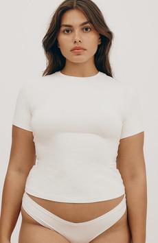 Flex tee wit via Sophie Stone