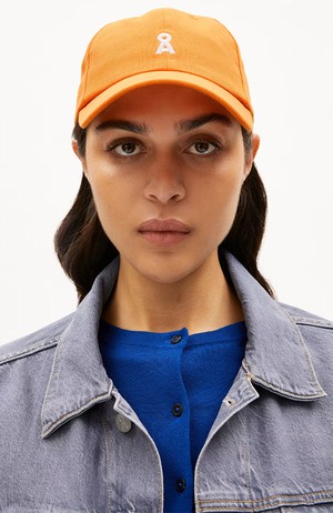 Yenaas pet light tangerine from Sophie Stone