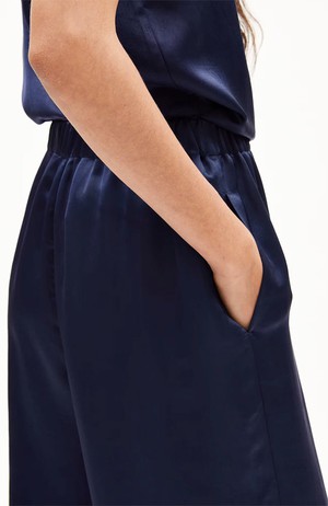 Jonvaali naiaa tinted navy from Sophie Stone