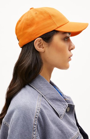 Yenaas pet light tangerine from Sophie Stone
