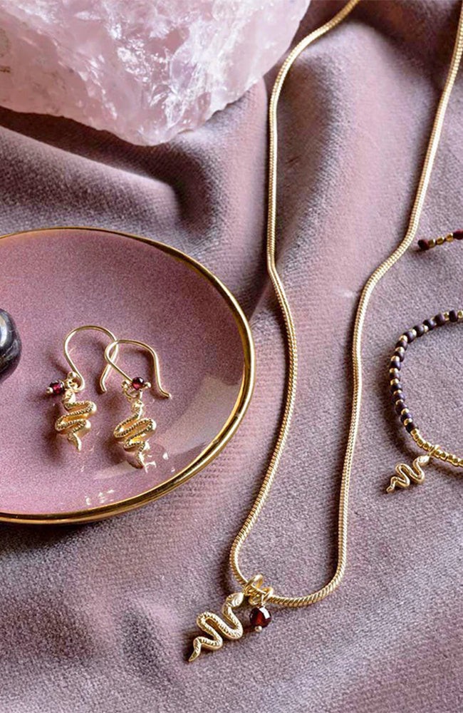 Generous oorbellen garnet snake from Sophie Stone
