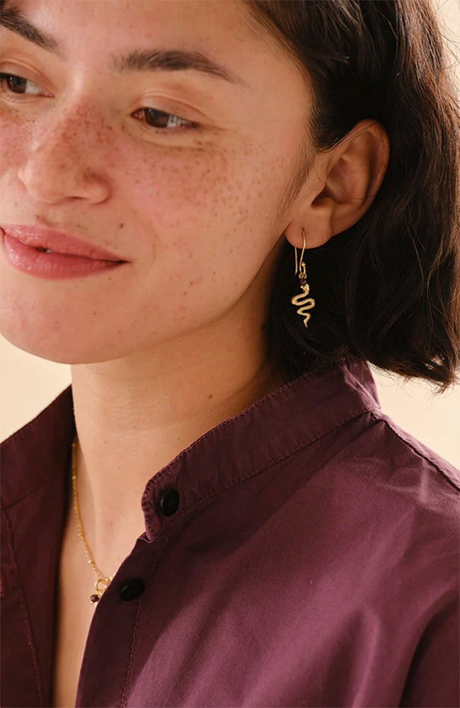 Generous oorbellen garnet snake from Sophie Stone