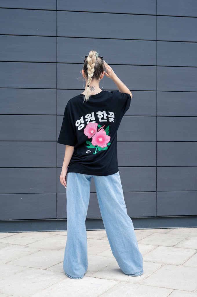 ETERNAL FLOWER BLACK TEE (EST X SSEOM) from SSEOM BRAND