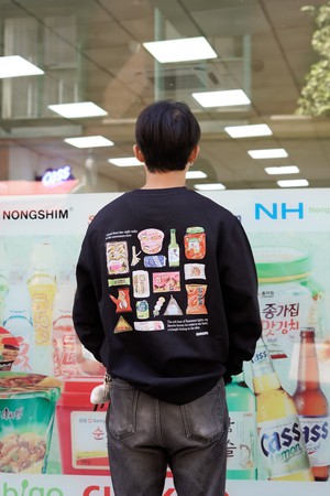 CONVENIENT BLACK CREWNECK from SSEOM BRAND