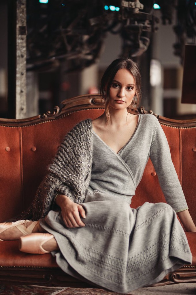 Mouse Merino Wrap Top with Green Glitter Detail – Natural Grey from STUDIO MYR