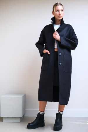 Lange Jas | Wol Zwart from Sûr Atelier