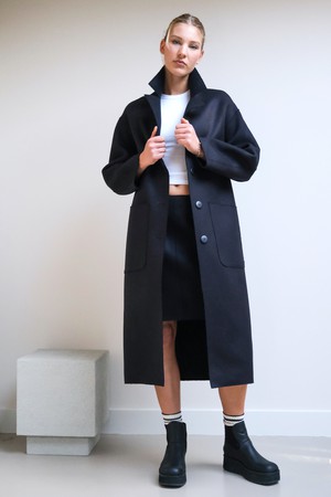 Lange Jas | Wol Zwart from Sûr Atelier