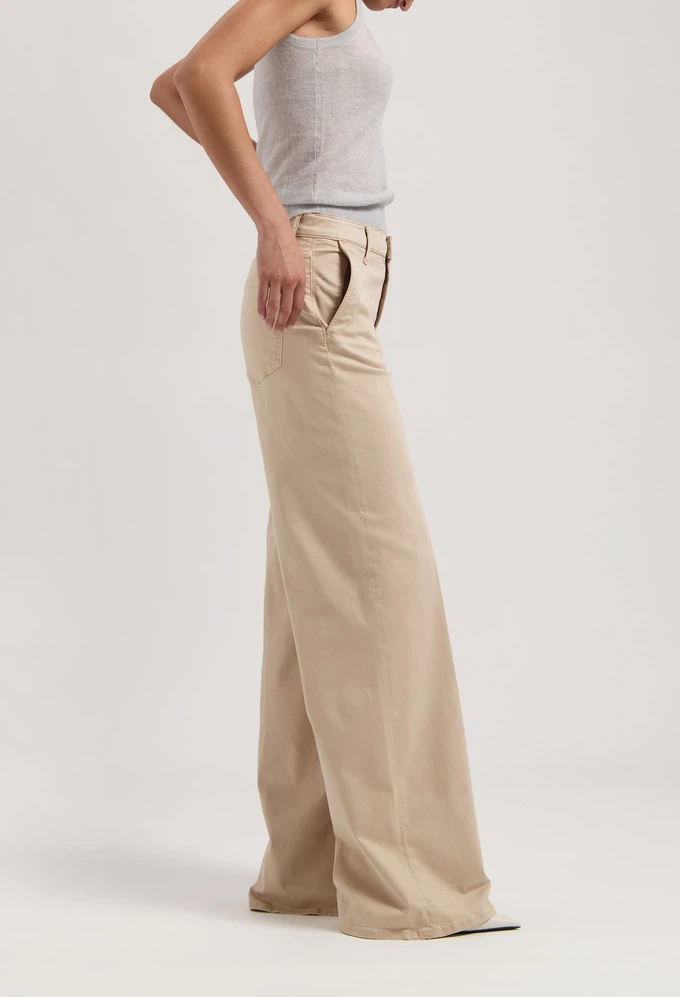 MUD Jeans | Chelsea Mid Loose | Sand from The Blind Spot