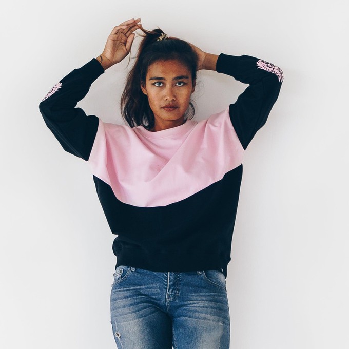 Sweatshirt - loose fit - gemaakt van biologisch katoen - zwart, roze from The Driftwood Tales