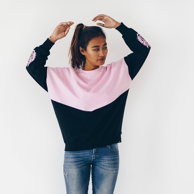 Sweatshirt - loose fit - gemaakt van biologisch katoen - zwart, roze from The Driftwood Tales