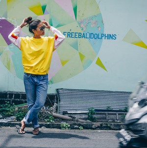 Sweatshirt - loose fit - made of organic cotton - yellow + rainbowº from The Driftwood Tales