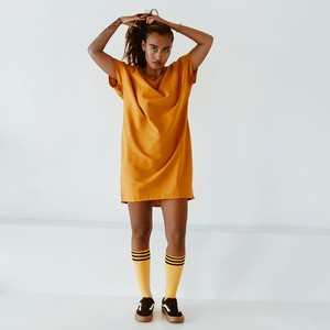 Jurk - gerecycled katoen - turmeric from The Driftwood Tales
