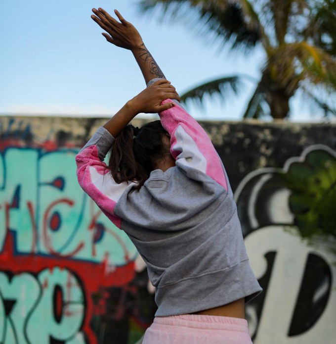 Sweatshirt - AMY - gemaakt van 4 verschillende gerecyclede stoffen - wit, donker roze, grijs from The Driftwood Tales