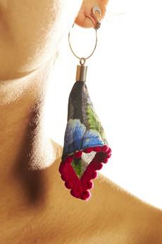 Upcycled earrings - Dark Flowers van The Garland Stories