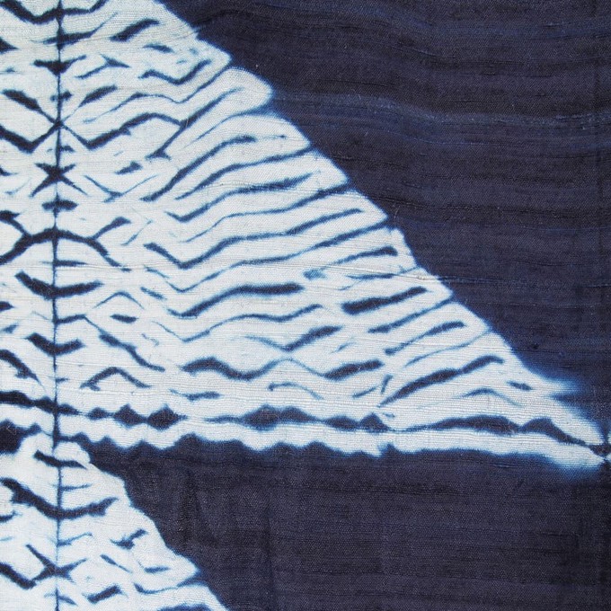 Indigo shibori sjaal zijde | triangle from Tulsi Crafts