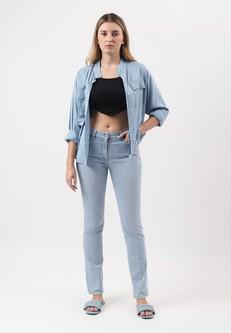 Unüberschüssiges Versprechen | Helle Indigo-Jeans mit mittelhohem Bund und normalem Slim-Fit via Un Denim