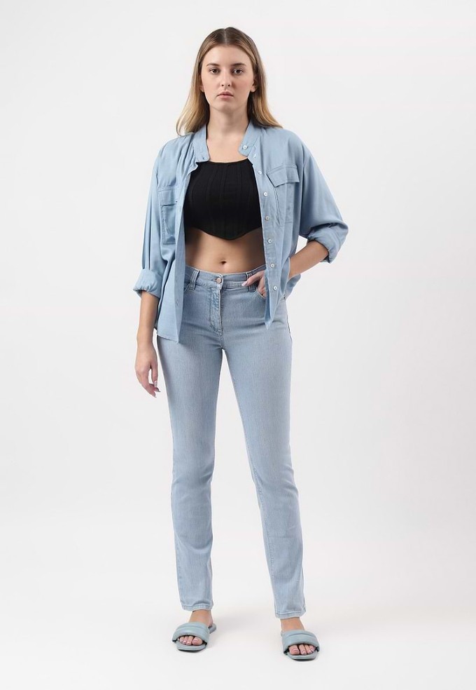 Unüberschüssiges Versprechen | Helle Indigo-Jeans mit mittelhohem Bund und normalem Slim-Fit from Un Denim