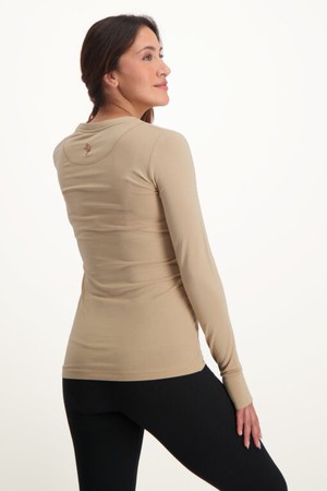 Karuna OM yoga longsleeve shirt – Sand from Urban Goddess