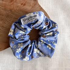 Daisies On Blue Velvet Scrunchie van Urbankissed