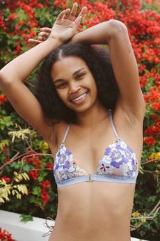 Bonnie - Lace Back Bralette van Urbankissed