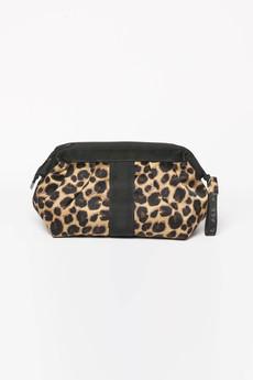 ACE Cosmetic Bag in ECONYL® - Leopard van Urbankissed