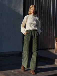 Corduroy Pleat Pant in Hunter Green van Urbankissed