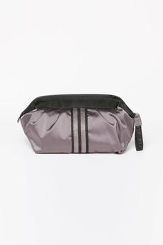 ACE Cosmetic Bag in ECONYL® - Taupe van Urbankissed