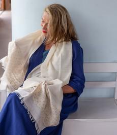 Ivoorwitte sjaal biokatoen met glaspareltjes via Via India